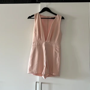 Playsuit från Forever 21 - Uringad ljusrosa playsuit från forever 21. Använd fåtal gånger och i mycket bra skick.