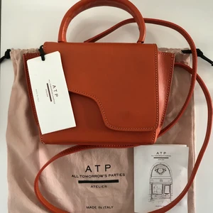 Ny Montalcino mini bag från ATP atelier, lappar kvar  - Supersöt väska i modell Montalcino från ATP i äkta läder, helt oanvänd med lappar kvar, nypris 3500 kr. Köpt förra sommaren. Kommer med dustbag. Kan sälja till lägre pris om du köper fler grejer från mig :) Säljer mycket designerkläder och accessoarer.
