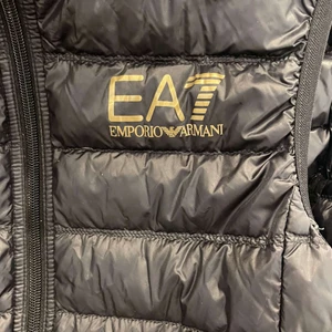 Armani väst - Köpt på season i Jönköping, kvitto finns, väldigt fin kvalitet 