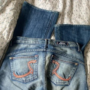 Blå bootcut jeans - As feta bootcut jeans. Dom är ganska långa i modellen så passar bra till båda långa och korta, jag är 158 och vikte upp dom (evt kan du klippa av dom) Storlek 27. Använda en gång. Passar så så bra till typ vad som helst. Kontakta för fler bilder & frågor🫶🏽