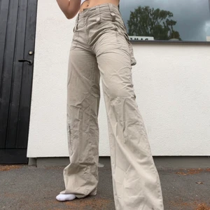 Cargo - Feta cargobyxor som TYVÄRR är för små, köpta på humana förra året. Bra skick med massa fickor med dragkedja och utan. Skriv för fler bilder osv 