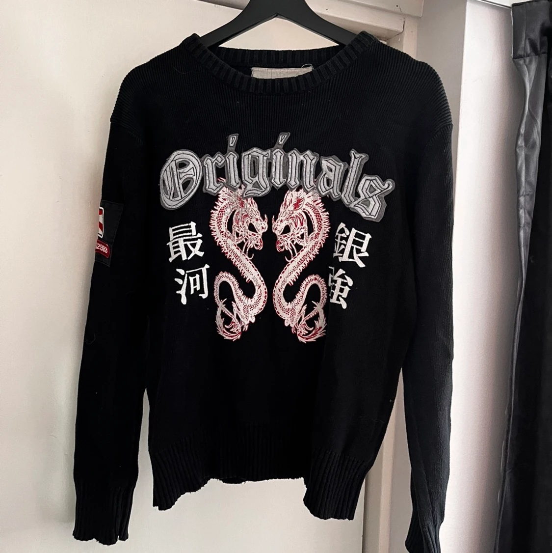 Stickad tröja med tryck