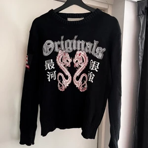 Stickad tröja med tryck - Fet tröja från Humana som jag inte fått användning för och aldrig använt själv. 