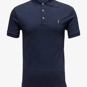 Ralph lauren piké - Polo Ralph Lauren slim fit soft cotton polo shirt Använd max 3 ggr, mannen trivdes inte med färgen som är SPRING NAVY HEATH