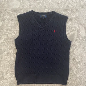 Polo Ralph lauren stickad väst | marine blå - Köpt i USA för ca 5 år sedan, är barn storlek sitter xs. Osäker storlek? - dra iväg ett meddelande så löser jag mått!!!