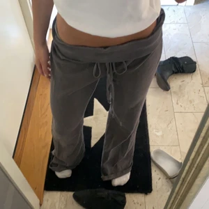 Bootcut sweatpants - ANVÄND INTE KÖP DIREKT KNAPPEN! sjukt snygga mjukisbyxor med bootcut från brandy Melville. Använt en gång. Passar storlek S. Köparen står för frakt!