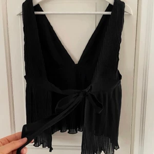 ASOS topp - Första bilden lånad av tidigare ägare💙 Så jäkla fin topp från ASOS i Strl 36, knyte i bak!! Går att ha både utan bh och med. Skicket är superfint, och säljer för att det inte riktigt är min stil, men sitter så så fint💓 Spårbar frakt 51kr