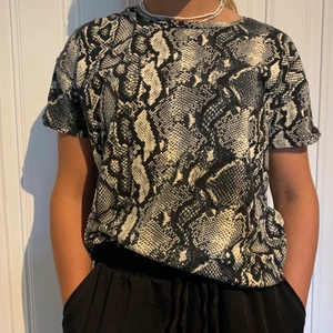 Ormskinns mönstrad t-shirt - Säljer denna t-shirt med ormskinnsönster på ifrån lager 157. Säljer pågrund ut av att jag inte använder den längre.