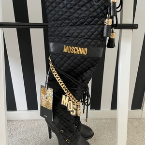 Moschino stövlar - Oanvända stövlar från Moschino! Storl 40 men små så mer än 39a! Kan skickas mot frakt! 