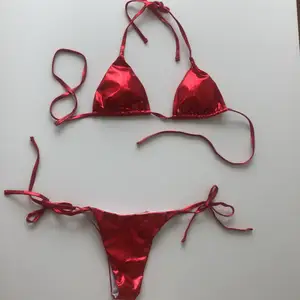 Super fin röd bikini som tyvärr inte kommer till användning mer därav säljer jag detta set. Köpte den för en månad sen och har bara använt 1 gång så det är väldigt bra skick. 
