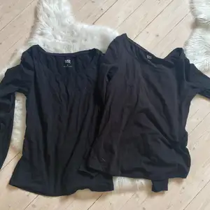 Säljer mina två svarta tighta tröjor för 30 kr STYCK. Båda tröjorna är i storlek M. Tillsammans kostar tröjorna 60kr. Kontakta mig om du vill köpa, eller om du vill ha mer bilder💕