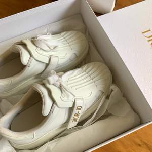 Underbart fina skor från Dior i en ny modell ”DIOR-ID”. Passa på att fynda!💕 Storlek: EU36 men passar mig som har 37. Skick: Nästan som nytt, använda Max 3-4 ggr. Givetvis äkta, kartong+kort+dustbag+nya skosnören ingår. Originalvärde ca 9600kr! 