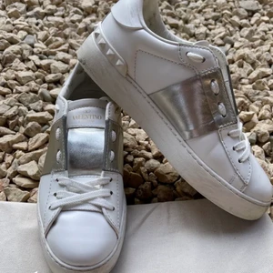 Valentino skor - Säljer nu mina as snygga valentino skor, de är i jätte bra skick, iprincip nya då de har använts väldigt lite❤️  pris kan förhandlas vid snabb affär❤️❤️