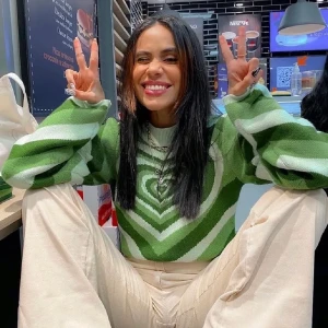 Stickad tröja  - Jättefin trendig tröja. Sparsamt använd. Frakten betalt man själv. Vill bara bli av med den 