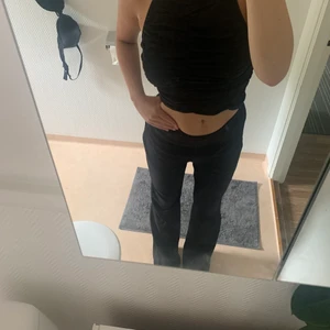 Linnebyxor  - Svarta låg midjade linnebyxor från H&M. SKITSNYGGA. Dom har en dragkedja på sidan när man sätter på sig dom. Inga fickor, ganska långa. Man kan vika upp dom i magen i beroende på hur lång man är😍👍🏼❤️‍🩹🥰 