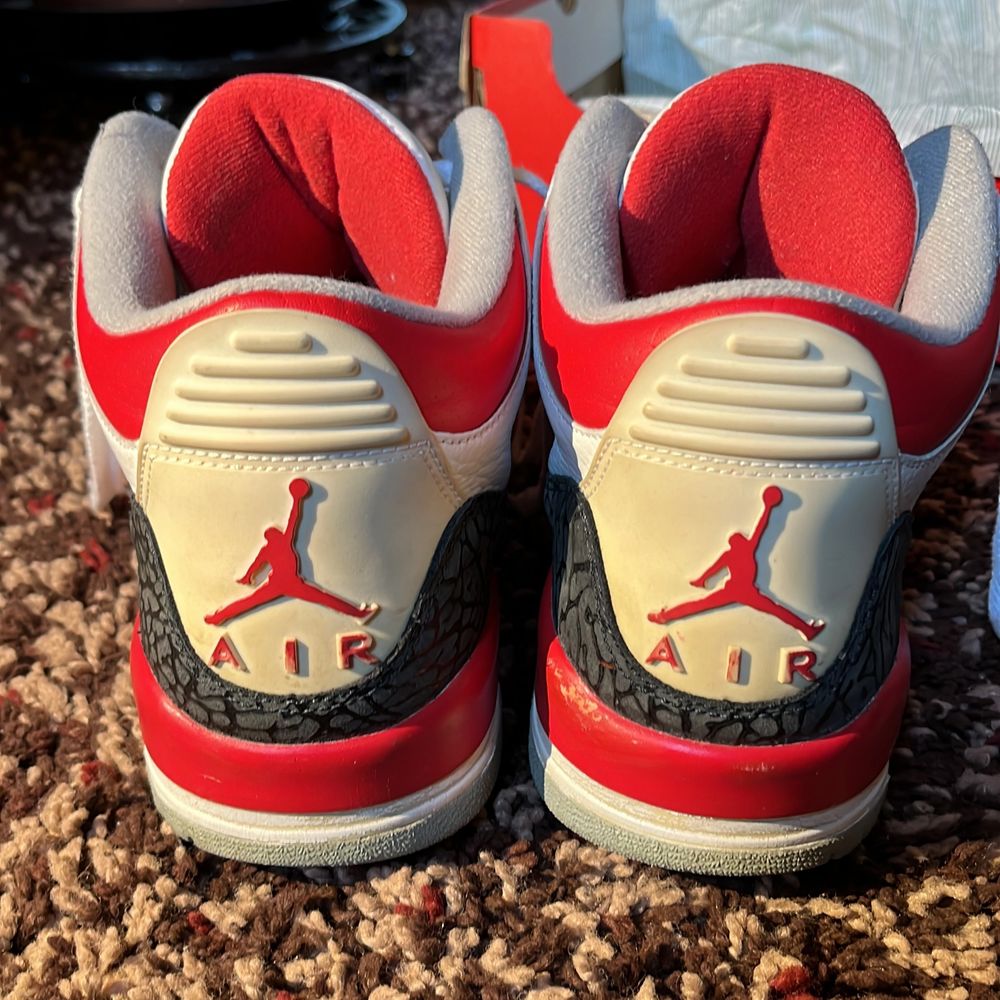 Jordan 3 retro fire red 2007. Sällsynt årsgång i bra skick. Typ inte creasade. INGEN crumbling. Jätte lite cracking för åldern, fråga för bild. Kommer med OG(smutsiga) & Nya(rena) snören Kommer med box inte OG Skick: 8/10 Skriv gärna för bud och annat:) . Skor.