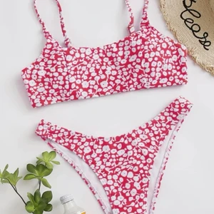 söt blommig bikini - använd högst en gång, är förliten för mig därför jag säljer den💕