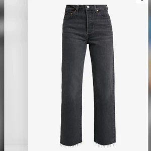 Levis ribcage straight W28L27 - Levis ribcage straight i storlek W28L27. Flitigt använda men fortfarande i bra skick. Köpare står för frakten, varan finns kvar så länge annonsen finns kvar. TRYCK EJ PÅ KÖP NU, DM istället