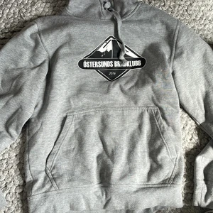 Östersundsbrädklubb hoddie - En fin Östersundsbrädklubb hoddie som inte använd kom privat om du undrar något❤️