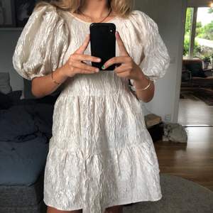 Riktigt fin och unik klänning, aldrig använd pågrund av för liten storlek