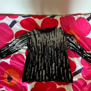Cool tröja från Dolce Gabbana. Sitter som en storlek M/L. Väldigt skönt material! Köpt second hand men knappt använd. Frakt tillkommer alternativt upphämtas i Lund/Malmö. 🪴💫