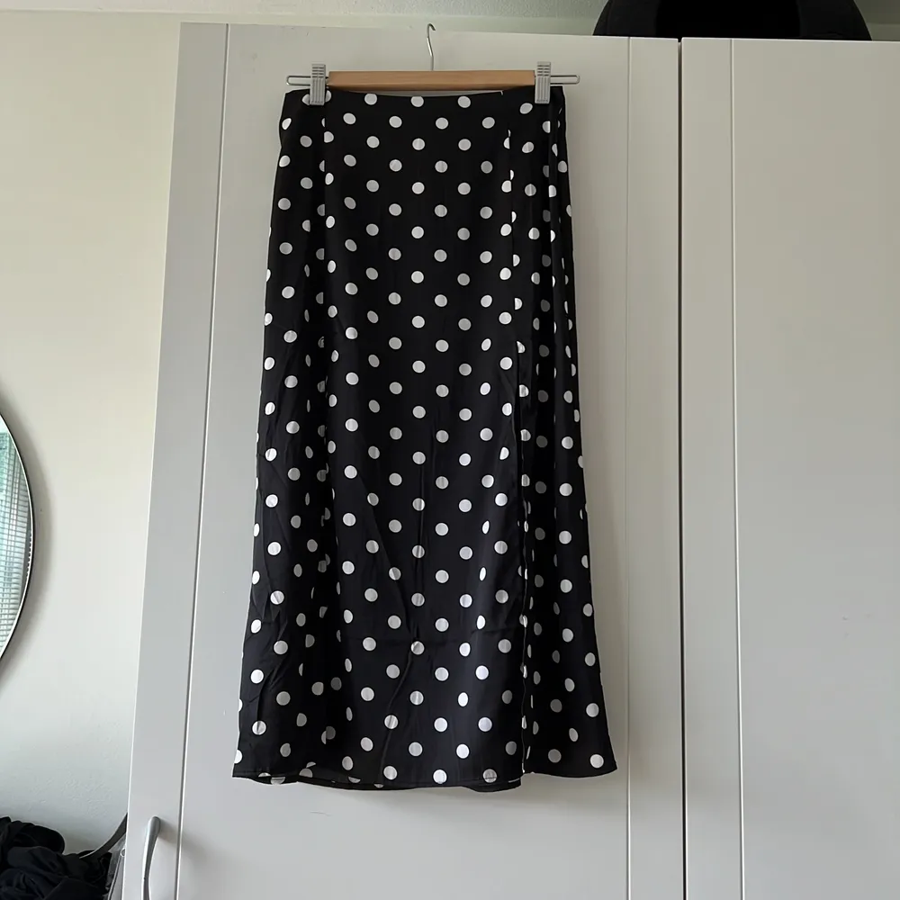 Svart prickig H&M kjol med två slits, i storlek 34. Har använt den några gånger men är i väldigt fin skick. Säljer eftersom den inte passar längre.. Övrigt.