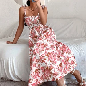 Sommar klänning  - En jätte fin klänning som är helt oanvänd. Den var bara lite för stor 