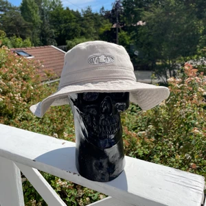 Eytys - Beige Solhatt - Säljer en beige Eytys Solhatt, väldigt bra skick. Perfekt för sommaren! Nypris 800kr. Storlek: Onesize.
