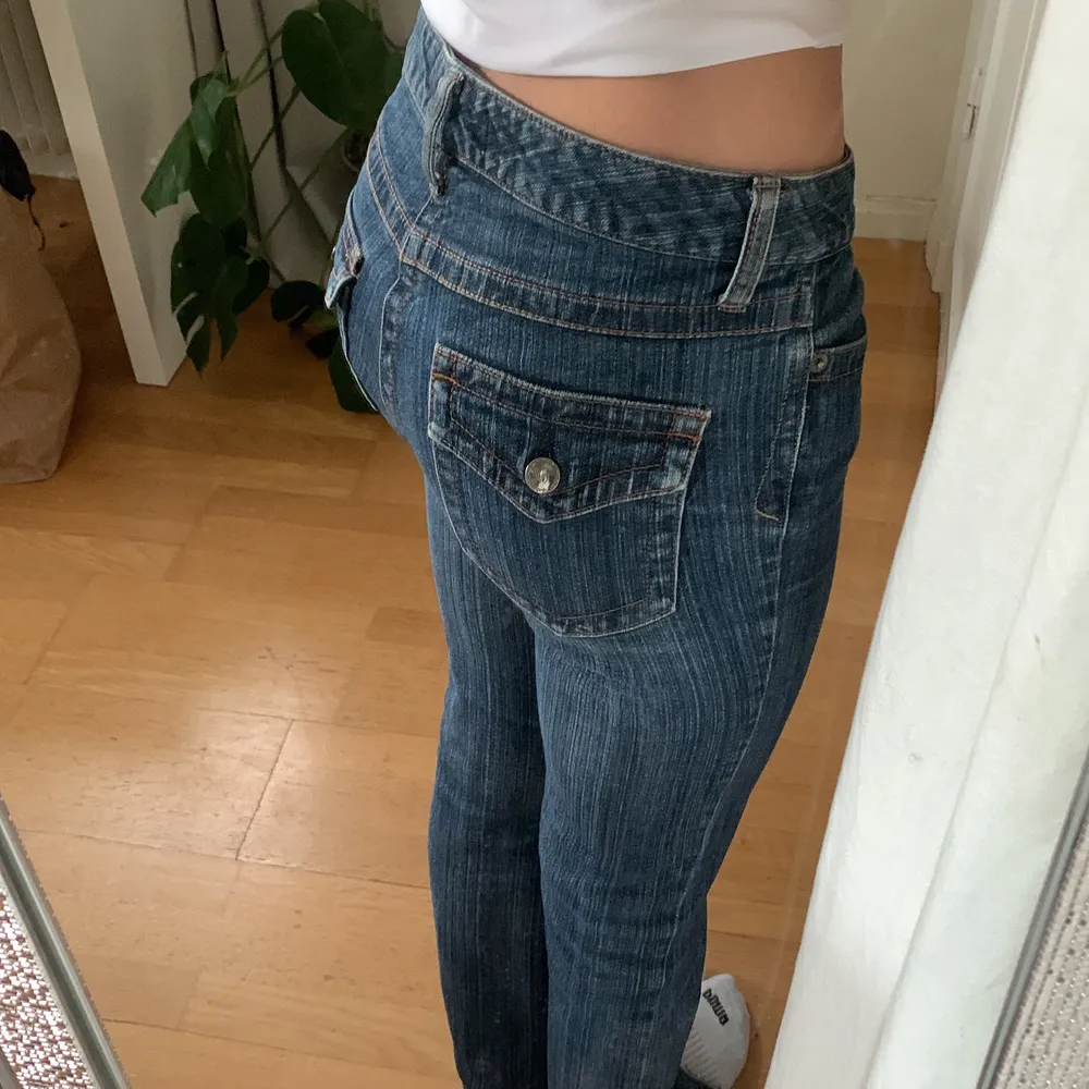 Lågmidjade jeans från märket CUE med jättesnygg Wash🤍 sprättat till en egen slits (skriv privat för bilder av det) Midjemått:39 tvärsöver innerbenslängd:82, jag är 168 och de funkar bra på mig (Har fler jeans uppe på min sida). Jeans & Byxor.