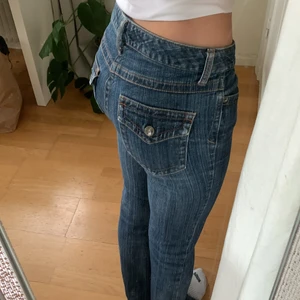 Lågmidjade jeans  - Lågmidjade jeans från märket CUE med jättesnygg Wash🤍 sprättat till en egen slits (skriv privat för bilder av det) Midjemått:39 tvärsöver innerbenslängd:82, jag är 168 och de funkar bra på mig (Har fler jeans uppe på min sida)