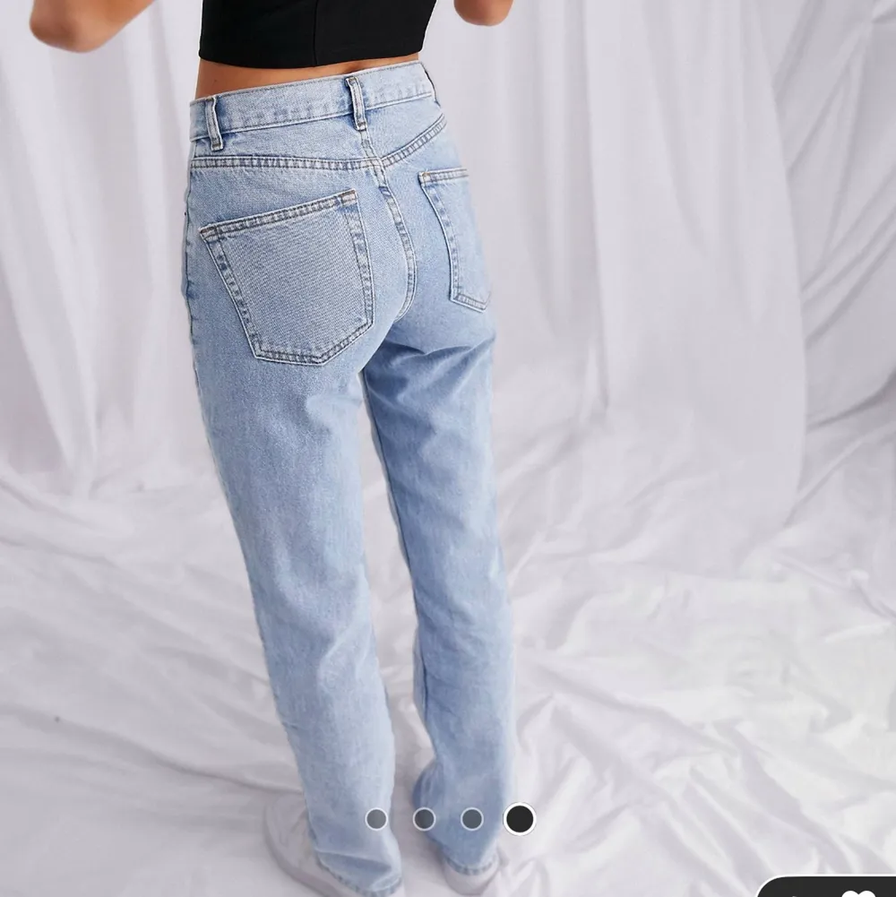 Säljer dessa helt underbara jeans från ASOS helt nya aldrig använda då det kom hem fel storlek dessa är i storleken W36 L34 och är i en himmelsk blå färg 💙 nypris är 319 mitt pris 199 . Jeans & Byxor.