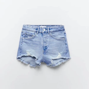 Jeansshorts  - Jeansshorts från zara som tyvärr inte passar mig🙏🏻 Helt oanvända! Väldigt små i storlek så är mer som en strlk 36