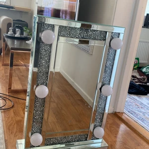 Smink spegel 💄🪞 - Här har vi en smink spegel som man kan välja hur man vill ha ljuset man kan ha det i högsta ljuset Man kan också välja hur låt man vill ha ljuset den har 6 lampor  som ni kan se på bilden säljer den för 1000kr men om ni skriver dm så kan vi komma överens med pris 🌹