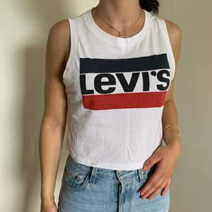 Äkta Levi’s Graphic Women’s Crop Tank Top. Inköpspris 300 kr.  (Sista bilden är lånad.)
