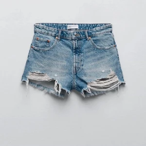 Strl:36 - säljer mina skit snygga jeansshorts får zara köptes här på Plick men de är tyvärr lite stora på mig❤️superfina nu i sommaren, skriv för fler bilder❤️