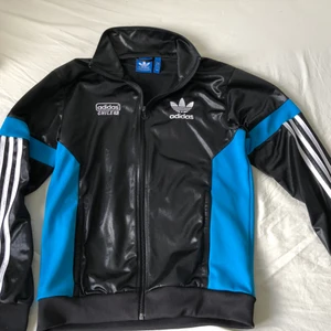 Adidas zip tröja strl S vintage  - Adidas zip tröja chile vintage Strl small. Bra skick.