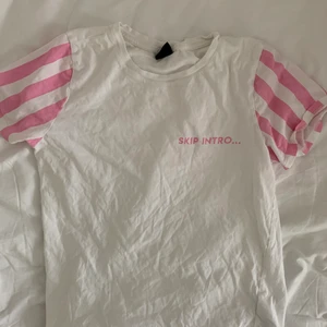 T-shirt från gina - Säljer denna tröja eftersom att jag inte använder den längre. Den har bara använts ett fåtal gånger och inget alls på senaste 