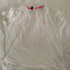 T-shirt med tryck från hm - T-shirt från hm som inte används längre men väldigt fin. Den har använts ett par gånger. Säljer den för att jag inte använder den längre. Texten är på backstugan men den har också en text på sidan av tröjan (framsidan)