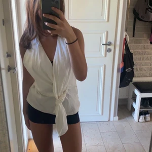 Sommartopp - ANVÄND INTE KÖP DIREKT KNAPPEN! Jättefin sommartopp från zara med öppen rygg, helt oanvänd, prislappen sitter kvar. Köparen står för frakt💗