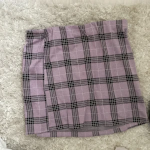 Söt kjol - Super fin kjol från hm som inte sälj länge. Den är så fin och söt men tyvärr i fel storlek och därav aldrig använd så den är i nyskick. Det är en tajt/figursydd kjol och passar perfekt nu till sommaren. Köparen står för frakten