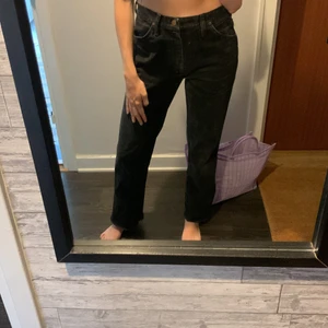 Svarta jeans - Svarta jeans från Wrangler. Fransade där nere, förstora för mig :(