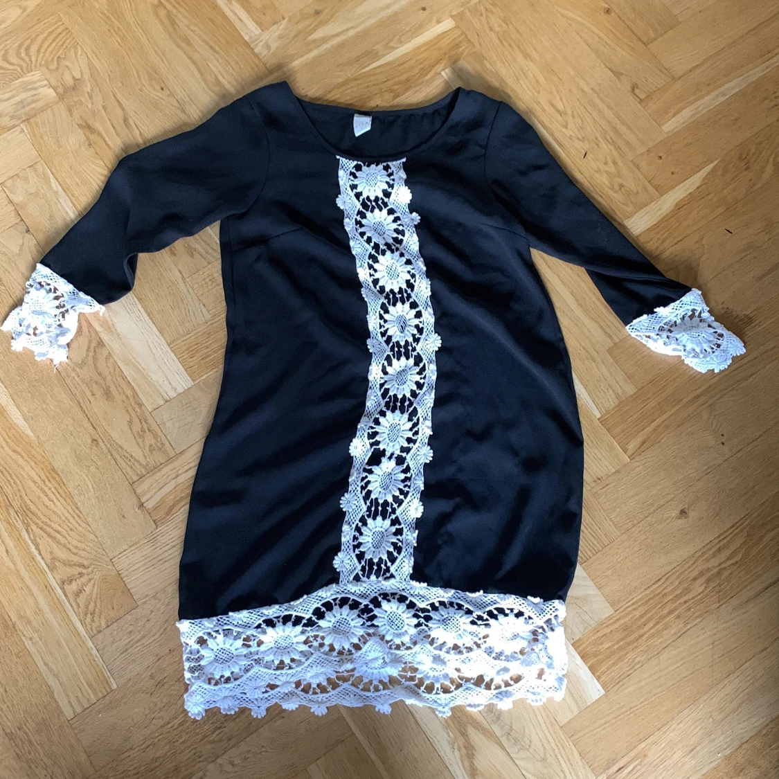 Fin broderad klänning - 90