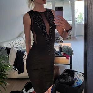 Coctail klänning  - Jätte fin coctail klänning,lite tight dock sitter otroligt fint. Har haft på sig ett par gånger. Åassar smallare figur. Min längd är 179. Köpt utomlands.