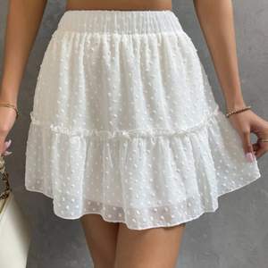 Superfin vit kjol!💕Storlek L och passar bra men passar även mindre💖  100 kr+ frakt🥰 ( säljer pga att ja köpt en liknande jag använder mer )