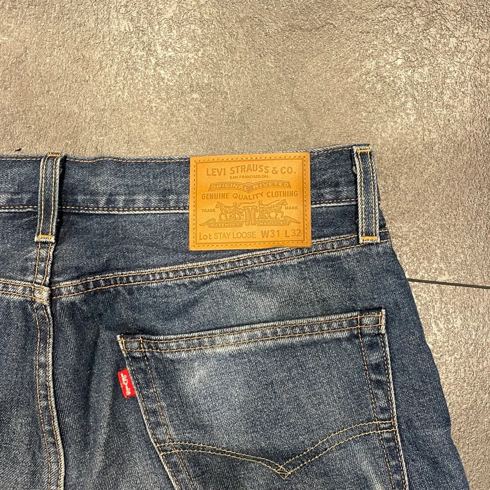 Unisex baggy jeans från Levi’s med låg midja Köpta i deras officiella butik för 1200kr Storlek 31/84cm midja. Jeans & Byxor.