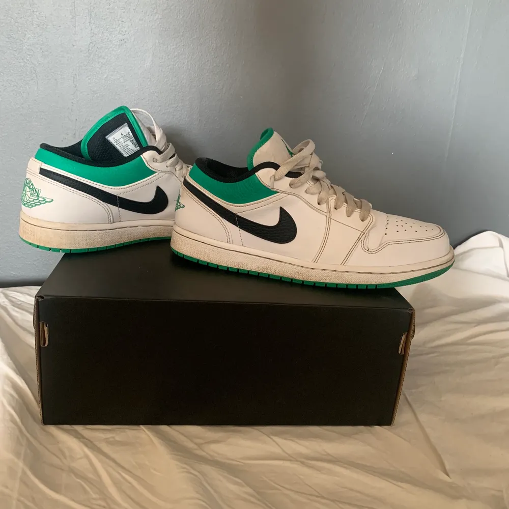 Hej Säljer ett par Jordan 1 low stadium green i stl 40,5. De är sparsamt använda och är fortfarande i väldigt fint skick. Original kartongen medföljer. Kan skickas men då stor köparen för frakten. Priset går att diskutera. Skor.