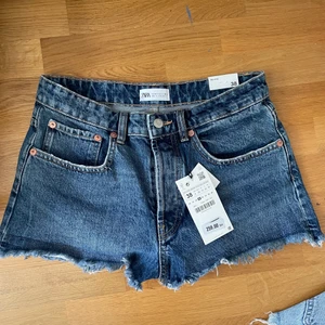 Zara shorts  - Ett par Midrise shorts från zara, slutsålda och oanvända med prislappen kvar, supersnygg färg och passform! 