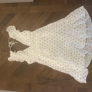 Vit klänning! - Säljer denna jättefina klänning från & other stories❤️ 