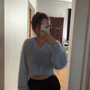 Fluffig tröja - Fluffig tröja med knappar från gina tricot knappt använd