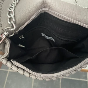 Tiamo väska - Snygg tiamo väska i storlek S. Köpt på Åhlens för 1 år sedan. I jättebra skick. Orginalpris 399kr men säljer för 200kr + frakt ca. 60kr.